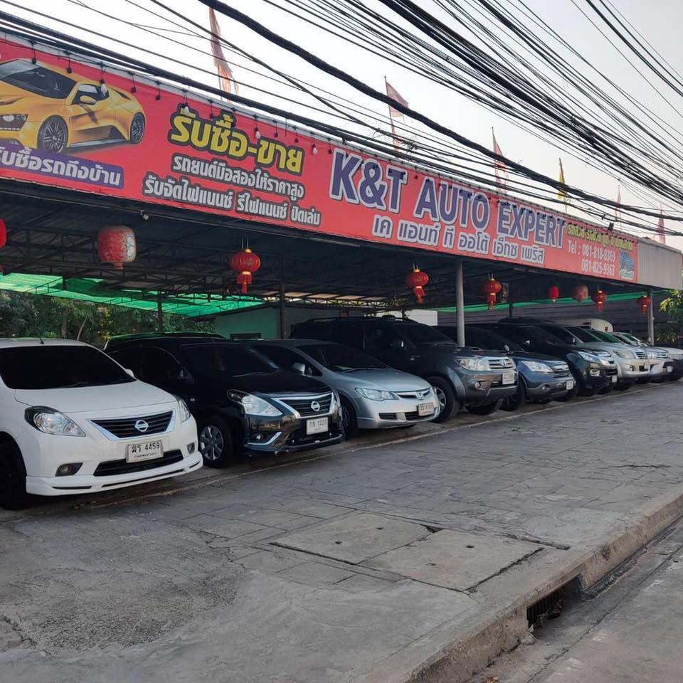 หน้าร้านจริงของ K&T Auto Expert พร้อมรถมือสองที่จอดโชว์หน้าร้าน